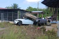 Keadaan kereta BMW yang merempuh tangki air di Kilometer 23, Jalan Lipis-Merapoh, berhampiran Padang Tengku, petang Ahad. Foto Polis Lipis