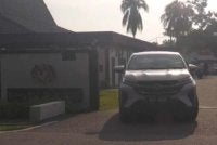 Kenderaan polis yang membawa remaja perempuan kes tikam dilihat keluar kira-kira jam 9 pagi pada Selasa.