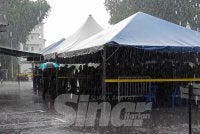 Hujan lebat tidak menghalang proses pengundian awal di Dewan Pasukan Simpanan Persekutuan (PSP) No 2, IPK Johor.