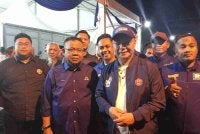 Hasni (depan, kanan) melawat Bilik Gerakan Utama (BGU) Dewan Undangan Negeri (DUN) Benut di Parit Ismail, Pontian.