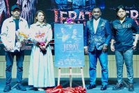 Pekin (kiri) dan Aprena bersama penerbit Jerat, Captain Palani (dua dari kanan) serta pengarah, Roy.