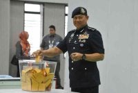 Ab Rahaman mengundi di Dewan Pasukan Simpanan Persekutuan (PSP) No 2 di Ibu Pejabat Polis Kontinjen (IPK) Johor pada Selasa.