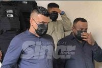 Tiga lelaki mengaku tidak bersalah di Mahkamah Sesyen di sini pada Selasa, atas satu pertuduhan membakar tiga kereta milik isteri aktivis masyarakat, Cikgu Chandra.