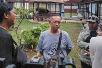 Mohd Firuz (tengah) ditemui pemberita di Hospital Banting pada Selasa.