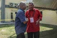 Calon BN bagi DUN N33 Tenggaroh, Mohd Youzaimi Yusof (kiri) dan calon PH, Md Yusof Dawam hadir meninjau proses pengundian awal bagi PRN Johor ke-16 di Kem Iskandar, Mersing hari ini. Foto: Bernama 
