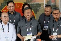 Ramlan mengadakan sidang akhbar selepas meninjau proses pengundian awal oleh anggota dan pegawai tentera bagi DUN Mahkota sempena Pilihan Raya Negeri (PRN) Johor Ke-16 di Kem Mahkota, Kluang hari ini.Foto: Bernama