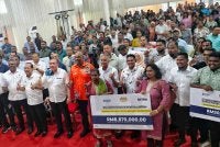 Ramanan (baju oren) dan Anthony (tiga dari kiri) ketika Program Celik Madani 2026 dan Dharma Madani Zon Selatan.