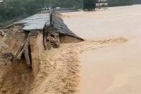 Rakaman tular memaparkan arus lumpur deras mengalir selepas dinding konkrit empangan runtuh. - Foto Agensi