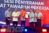 Ramanan(tiga dari kiri) menyerahkan sijil penghargaan kepada majikan yang menyertai Karnival Lindung Kerjaya MADANI Negeri Sembilan.