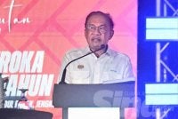 Anwar ketika berucap sempena Sambutan Hari Peneroka dan Ulang Tahun Ke-70 Felda di Stadium Tun Abdul Razak, Bandar Pusat Jengka di sini pada Selasa.