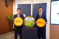 Wong Kah Woh (kiri) dan Aaron Sum ketika perasmian program AEIOU Seeds for Life bagi musim kelapan.
