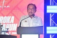 Anwar ketika berucap merasmikan Sambutan Hari Peneroka dan Ulang Tahun Ke-70 Felda di Stadium Tun Abdul Razak, Bandar Pusat Jengka, pada Selasa.