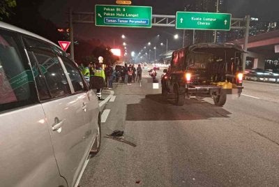 Keadaan di lokasi kemalangan di Lebuhraya Cheras-Kajang pada Isnin.