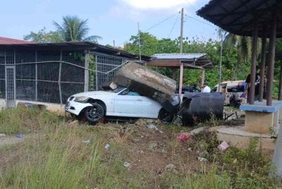 Keadaan kereta BMW yang merempuh tangki air di Kilometer 23, Jalan Lipis-Merapoh, berhampiran Padang Tengku, petang Ahad. Foto Polis Lipis