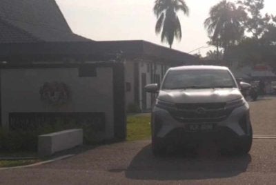 Kenderaan polis yang membawa remaja perempuan kes tikam dilihat keluar kira-kira jam 9 pagi pada Selasa.