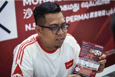 Mohamad Shafwan menunjukkan manifestonya ketika ditemui Bernama di Bilik Gerakan Utama PH Bukit Permai, Kulai hari ini.
