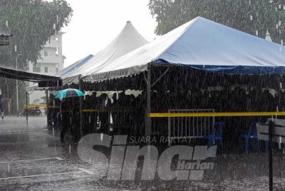 Hujan lebat tidak menghalang proses pengundian awal di Dewan Pasukan Simpanan Persekutuan (PSP) No 2, IPK Johor.