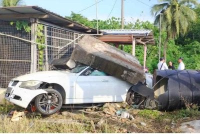 Kereta BMW yang dinaiki mereka terbabas ketika cuba mengelak sekatan jalan raya di Jalan Lipis-Merapoh. Foto polis 