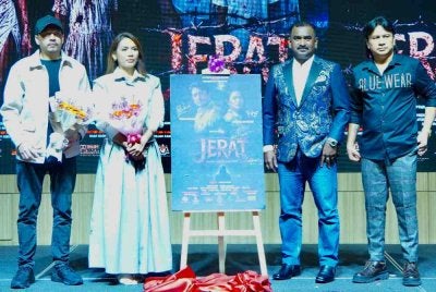Pekin (kiri) dan Aprena bersama penerbit Jerat, Captain Palani (dua dari kanan) serta pengarah, Roy.