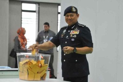 Ab Rahaman mengundi di Dewan Pasukan Simpanan Persekutuan (PSP) No 2 di Ibu Pejabat Polis Kontinjen (IPK) Johor pada Selasa.