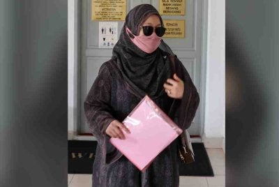 Suri rumah, Nur Nadia didenda RM4,000 oleh Mahkamah Sesyen Sepang hari ini selepas mengaku bersalah membuat dan memulakan penghantaran komunikasi palsu menerusi aplikasi Threads berhubung kenaikan harga minyak. Foto: Bernama 
