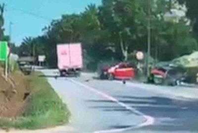 Rakaman kamera papan pemuka menunjukkan Perodua Axia dipandu mangsa sebelum dirempuh sebuah lori dalam kejadian di Kilometer 50, Simpang Tiga Kampung Batu 29, Jalan Persekutuan Kuala Terengganu-Kota Bharu, di Setiu pada Isnin.