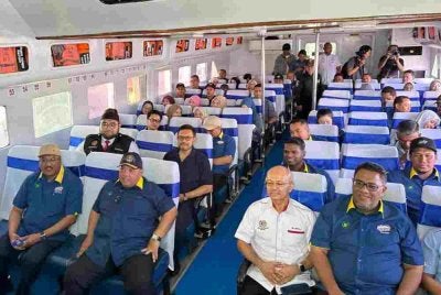 Abu Bakar (dua dari kiri) meninjau sendiri simulasi perjalanan laluan laut antarabangsa Kuala Perlis - Satun pada Isnin. Foto: FB Abu Bakar Hamzah