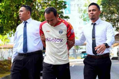 Mohd Rashid Sidek, 42, (tengah) mengaku tidak bersalah di Mahkamah Majistret Seremban hari ini atas pertuduhan memperdaya dan menipu dua wanita. Foto: Bernama