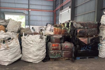 Hasil pemeriksaan mendapati premis berkenaan digunakan sebagai stor penyimpanan dan pemprosesan bahan e-waste tanpa lesen yang sah.