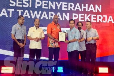 Ramanan(tiga dari kiri) menyerahkan sijil penghargaan kepada majikan yang menyertai Karnival Lindung Kerjaya MADANI Negeri Sembilan.