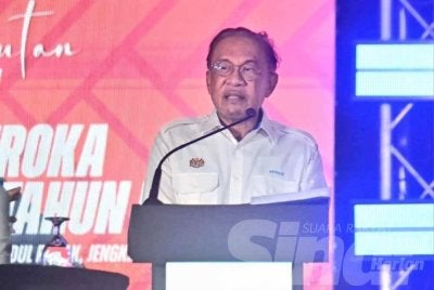 Anwar ketika berucap sempena Sambutan Hari Peneroka dan Ulang Tahun Ke-70 Felda di Stadium Tun Abdul Razak, Bandar Pusat Jengka di sini pada Selasa.