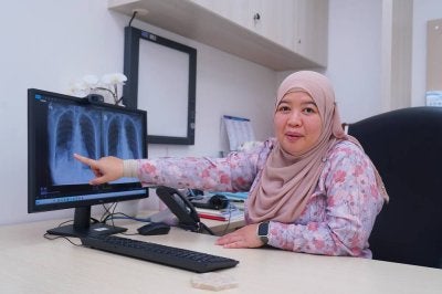 Dr Marfu'ah menunjukkan x-ray seorang pesakit mengidap kanser paru-paru.