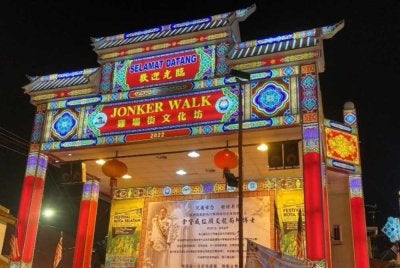 Polis tahan tiga warga asing dipercayai aktif melakukan jenayah seluk saku di Jonker Walk, Melaka.