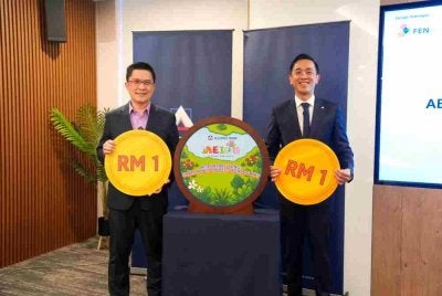 Wong Kah Woh (kiri) dan Aaron Sum ketika perasmian program AEIOU Seeds for Life bagi musim kelapan.