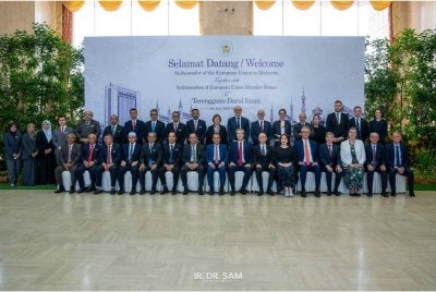 Delegasi Duta-Duta Kesatuan Eropah (EU) ke Terengganu menghadiri sesi taklimat bersama Kerajaan Negeri yang berlangsung di Wisma Darul Iman.
