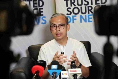 Fahmi meninjau kemudahan di Pusat Media Pilihan Raya dan Pusat Operasi Bernama sempena PRN Johor ke-16 bagi memastikan operasi liputan berita berjalan lancar serta capaian Internet berkelajuan tinggi berfungsi dengan baik untuk para pengamal media. Foto Bernama 