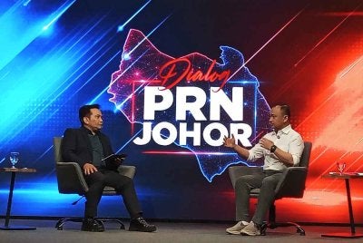 Maszlee (kanan) ketika Dialog PRN Johor yang berlangsung di Auditorium RTM Jabatan Penyiaran Negeri pada Selasa.