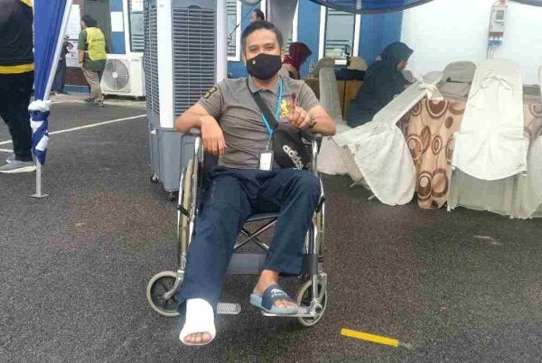 Sarjan Shahrizal yang mengalami kecederaan sehingga kaki kanannya bersimen, tetap hadir mengundi pada di Dewan PSP No. 2, IPK Johor, Johor Bahru pada Selasa.