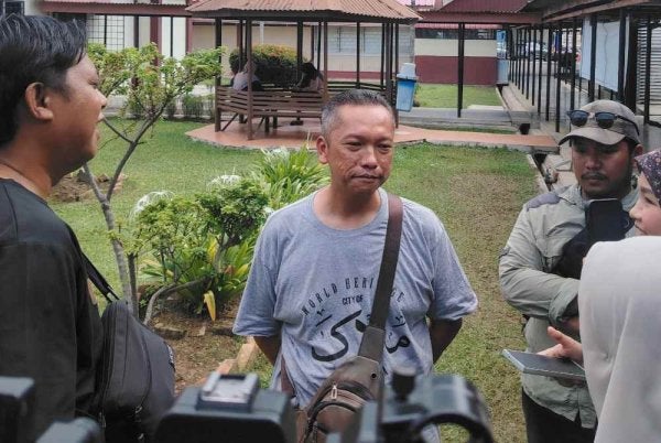 Mohd Firuz (tengah) ditemui pemberita di Hospital Banting pada Selasa.