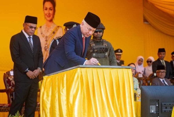 Sultan Nazrin Shah berkenan menyempurnakan perasmian Kem Sultan Nazrin Shah 69 Komando di Ulu Kinta pada Selasa. Foto Bernama