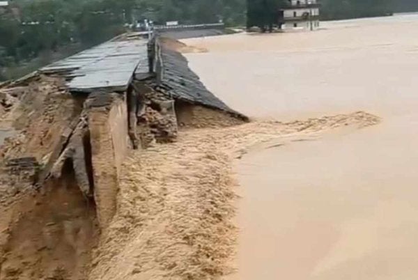 Rakaman tular memaparkan arus lumpur deras mengalir selepas dinding konkrit empangan runtuh. - Foto Agensi