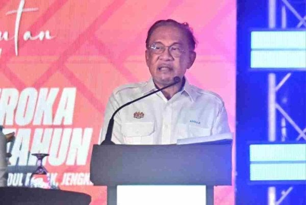 Anwar ketika berucap merasmikan Sambutan Hari Peneroka dan Ulang Tahun Ke-70 Felda di Stadium Tun Abdul Razak, Bandar Pusat Jengka, pada Selasa.