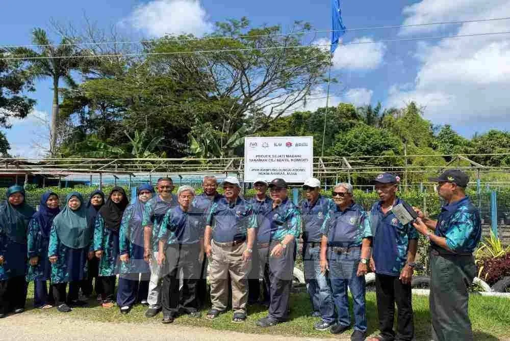 Komuniti kampung menjayakan inisiatif Sejati Madani bagi projek penanaman cili fertigasi di Sungai Abong.