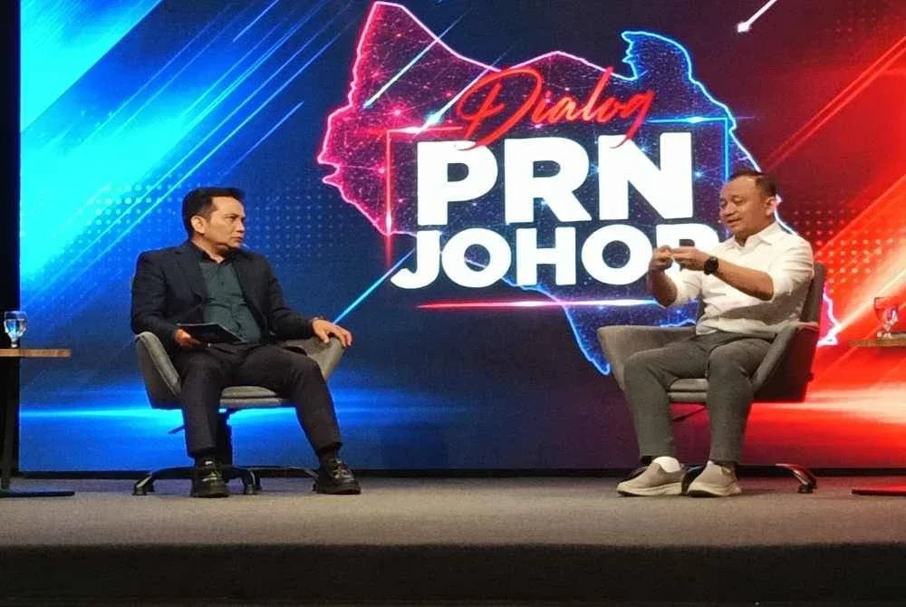 Maszlee (kanan) ketika Dialog Pilihan Raya Negeri (PRN) Johor di Auditorium Permata Sari RTM pada Selasa.