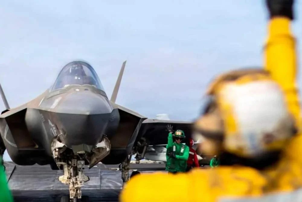 Sebuah jet pejuang halimunan F-35C Kor Marin Amerika Syarikat bersiap untuk berlepas dari kapal pengangkut pesawat USS Abraham Lincoln (CVN 72) di Laut Arab. Foto: X/CENTCOM