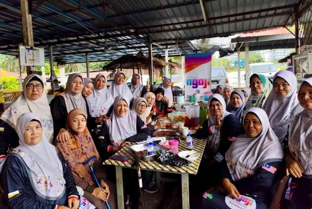 Sebahagian ahli Rumah Ngaji Teluk Muroh bersama komuniti setempat yang terlibat menjayakan program memasak bubur asyura dan bubur lambuk baru-baru ini.