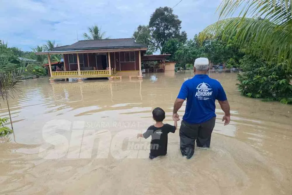 Keadaan paras air mulai surut selepas hujan berhenti.