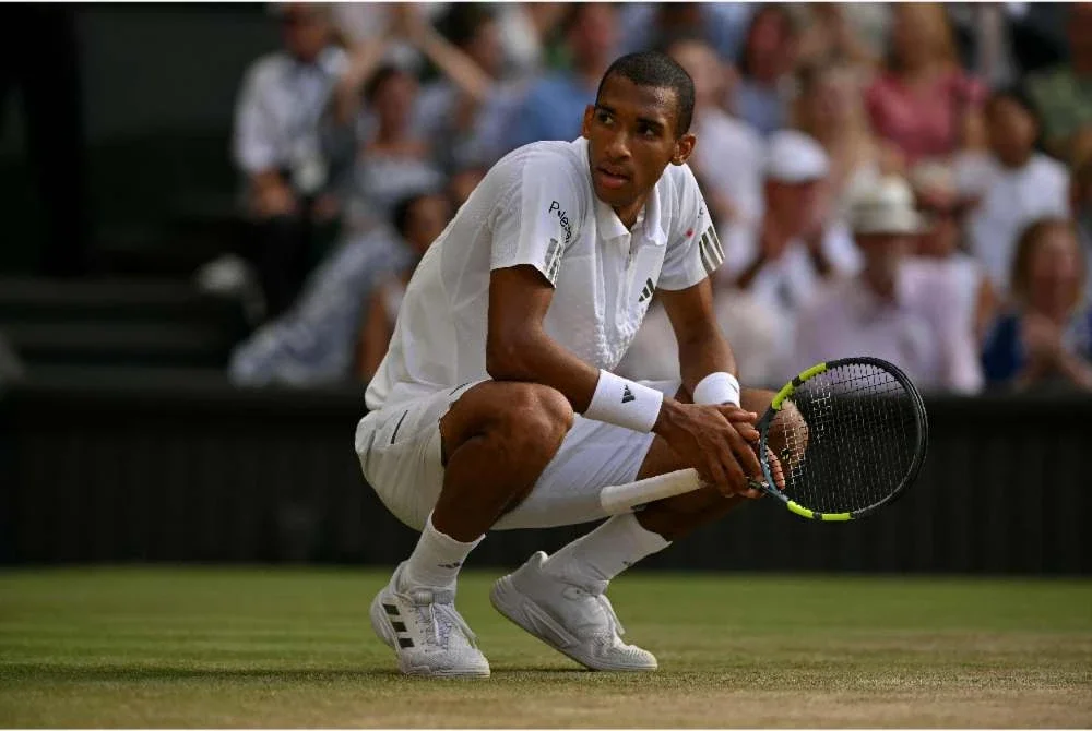 Reaksi Felix Auger-Aliassime dari Kanada selepas memenangi set pertama menentang Novak Djokovic dari Serbia dalam perlawanan suku akhir perseorangan lelaki mereka pada hari kesembilan Kejohanan Wimbledon 2026.