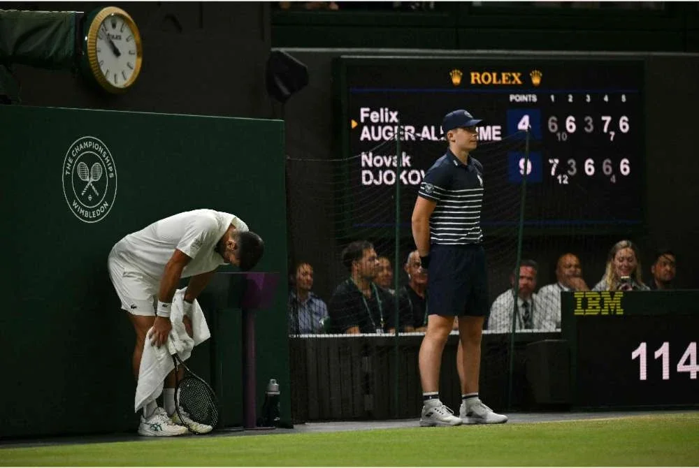 Djokovic yang 14 tahun lebih berusia daripada Auger-Aliassime terpaksa berjuang dengan kecederaan betis sepanjang perlawanan klasik di gelanggang tengah yang berlangsung selama lima jam 15 minit dalam cuaca yang sangat panas.