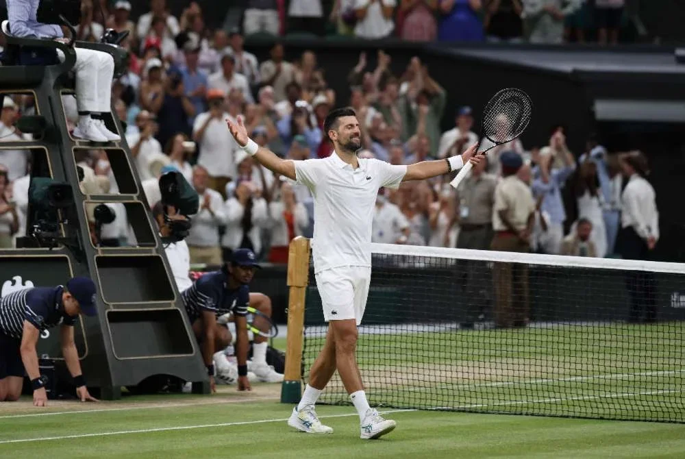 Novak Djokovic meraikan kemenangan ke atas Felix Auger-Aliassime dari Kanada selepas perlawanan suku akhir perseorangan lelaki mereka pada hari kesembilan Kejohanan Wimbledon 2026.
